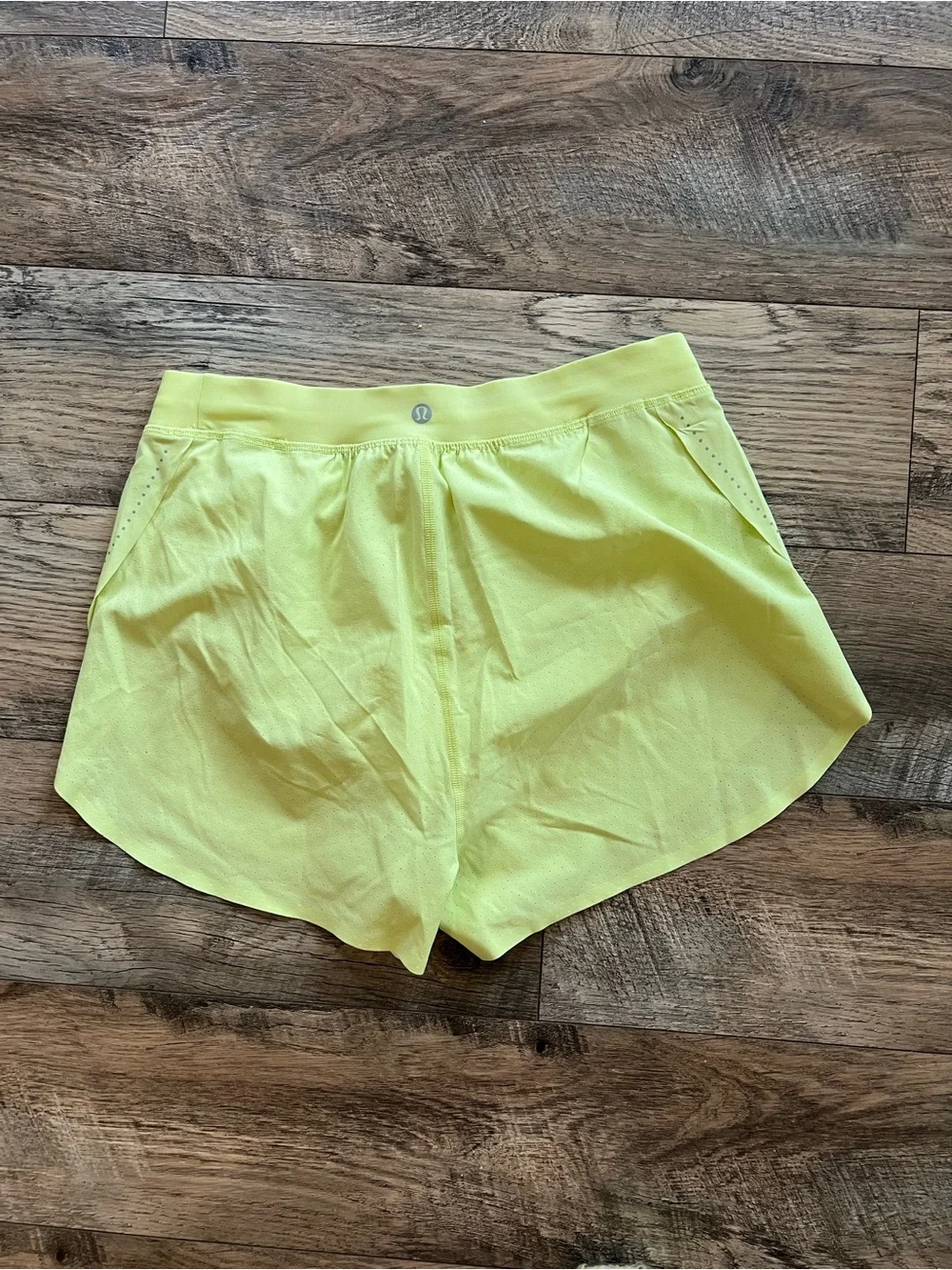 Lululemon find your pace 3inch reflective shorts size 6 lemon vibe 🍋